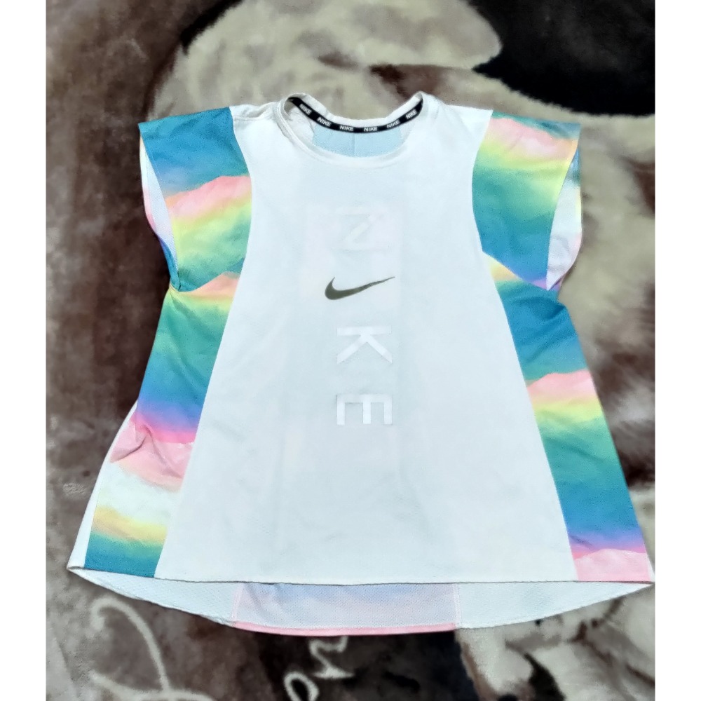 二手 Nike 彩虹短袖 童裝 WHY AND 1/2 刺繡上衣9號-細節圖2