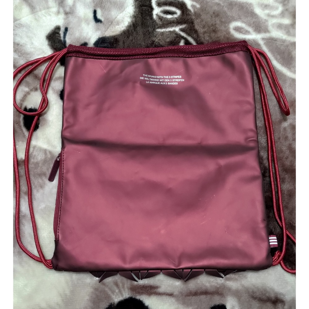 二手 Adidas三宅一生聯名款 菱格束口袋 酒紅色-細節圖3