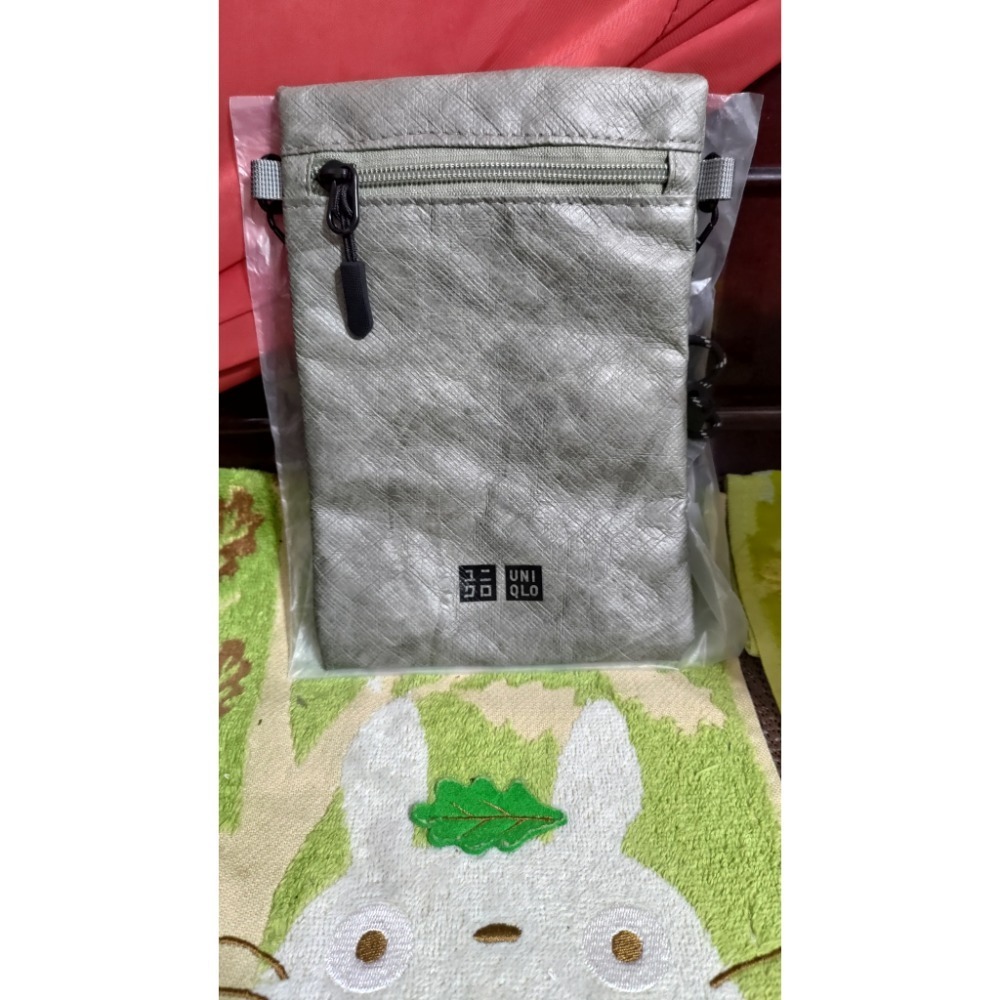 二手 UNIQLO 贈品 時尚斜背包 保溫瓶已售 限量22屆年會可掛式衛生紙盒-細節圖3