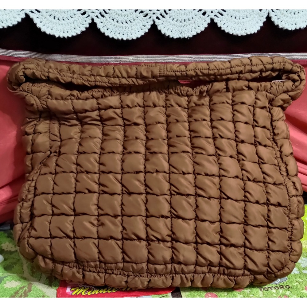 COS 雲朵包咖啡色兩側還有拉鍊口袋 大容量 Lacoste 銀色防水輕量托特包-細節圖5