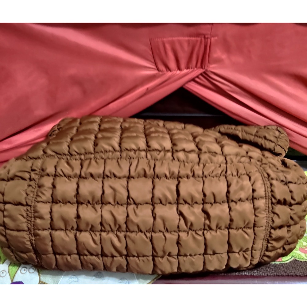 COS 雲朵包咖啡色兩側還有拉鍊口袋 大容量 Lacoste 銀色防水輕量托特包-細節圖6