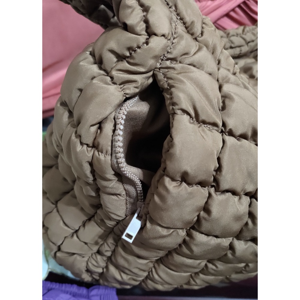 COS 雲朵包咖啡色兩側還有拉鍊口袋 大容量 Lacoste 銀色防水輕量托特包-細節圖7