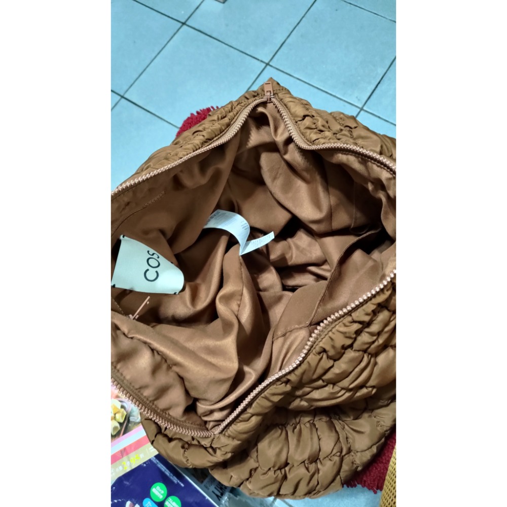 COS 雲朵包咖啡色兩側還有拉鍊口袋 大容量 Lacoste 銀色防水輕量托特包-細節圖8