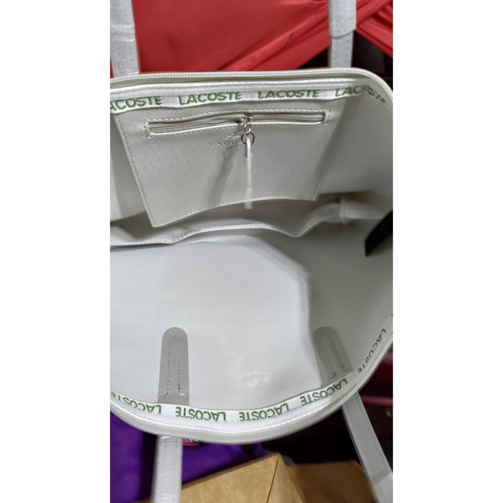 COS 雲朵包咖啡色兩側還有拉鍊口袋 大容量 Lacoste 銀色防水輕量托特包-細節圖9