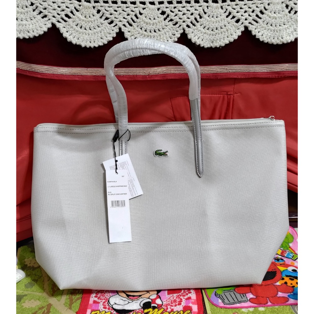 COS 雲朵包咖啡色兩側還有拉鍊口袋 大容量 Lacoste 銀色防水輕量托特包-細節圖10