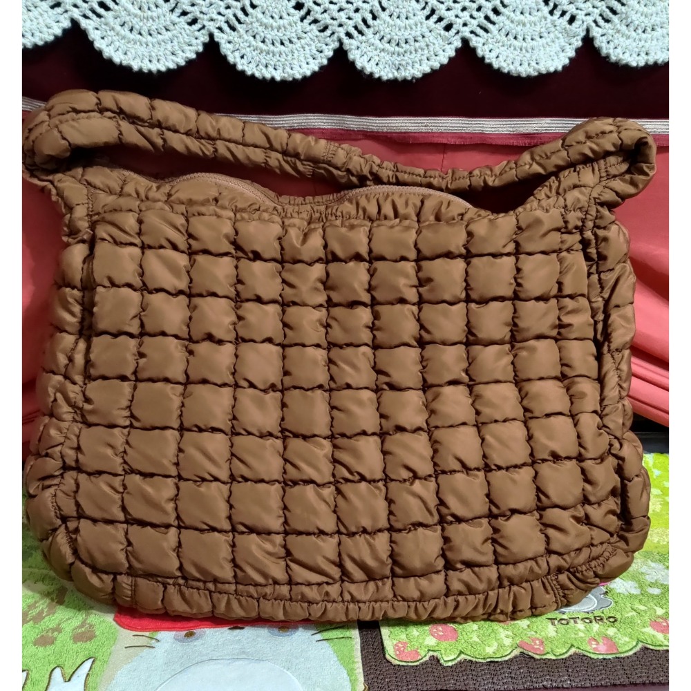 COS 雲朵包咖啡色兩側還有拉鍊口袋 大容量 Lacoste 銀色防水輕量托特包-規格圖10