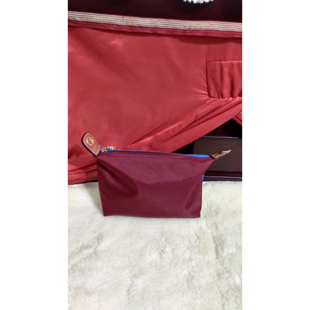 二手藍色 LONGCHAMP 刺鏽logo長提把尼龍水餃包 紅色水餃化粧包 雙配色單肩包但沒帶子了-細節圖9