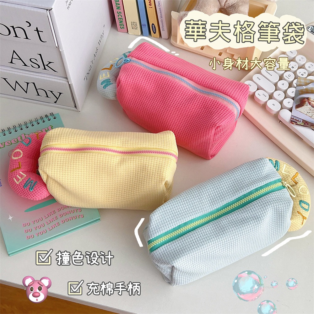 【星辰】現貨!奶油泡芙筆袋 格紋布藝 毛絨收納包 大容量筆袋 可愛學生文具收納包 筆袋韓國 筆袋Iins 筆袋可愛-細節圖2