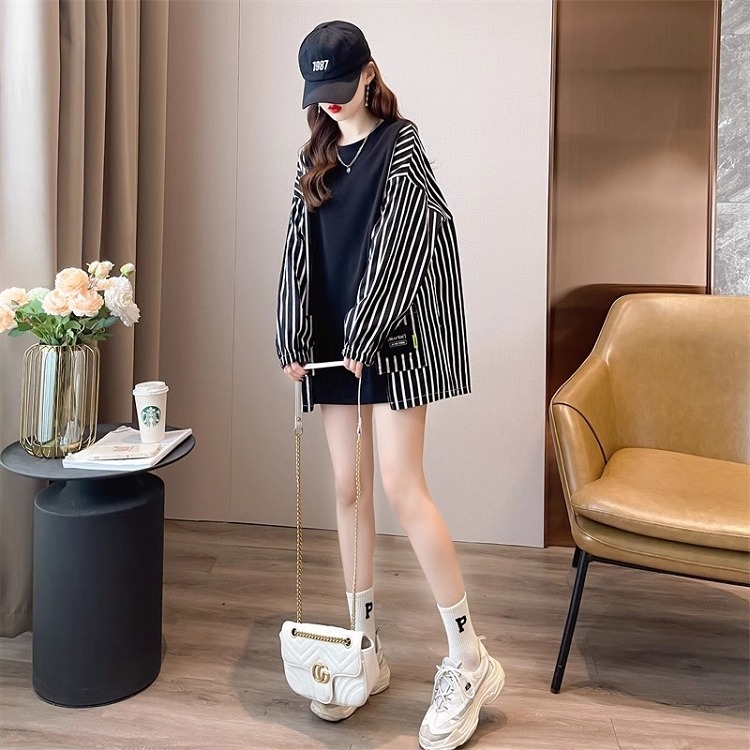 漾貝比【9155218】中大尺碼女裝 圓領撞色拼接條紋大口袋布標T(38-49)-細節圖4