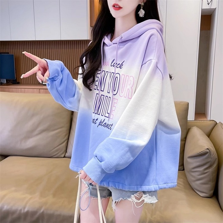 漾貝比【9155298】中大尺碼女裝 撞色英文連帽漸層扎染織衣T(40-48)-細節圖5