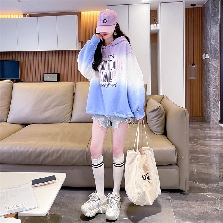 漾貝比【9155298】中大尺碼女裝 撞色英文連帽漸層扎染織衣T(40-48)-細節圖7