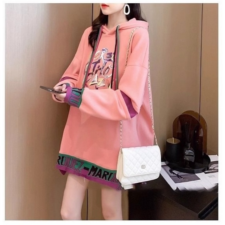 漾貝比【9155345】中大尺碼女裝 後開叉袖撞色英文加絨加厚長T(36-50)-細節圖6