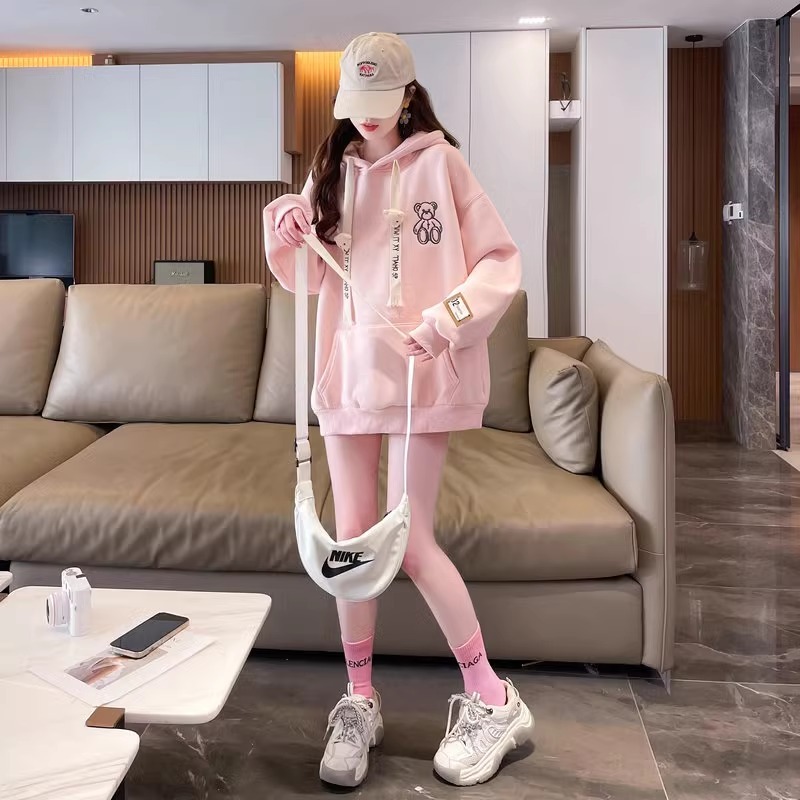 漾貝比【9155346】中大尺碼女裝 刺繡小熊袖口布標加絨加厚連帽T(36-48)-細節圖2