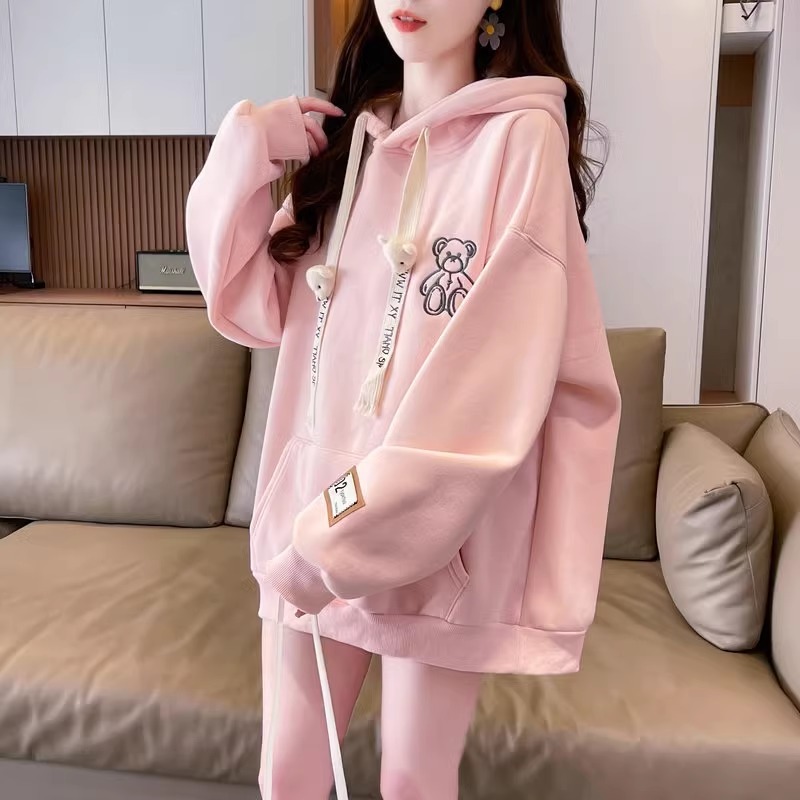 漾貝比【9155346】中大尺碼女裝 刺繡小熊袖口布標加絨加厚連帽T(36-48)-細節圖4