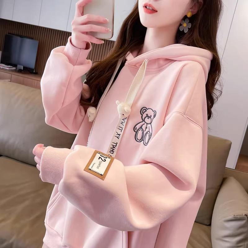 漾貝比【9155346】中大尺碼女裝 刺繡小熊袖口布標加絨加厚連帽T(36-48)-細節圖5