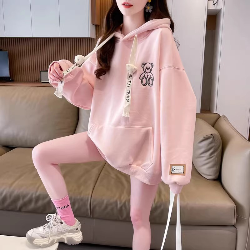 漾貝比【9155346】中大尺碼女裝 刺繡小熊袖口布標加絨加厚連帽T(36-48)-細節圖6