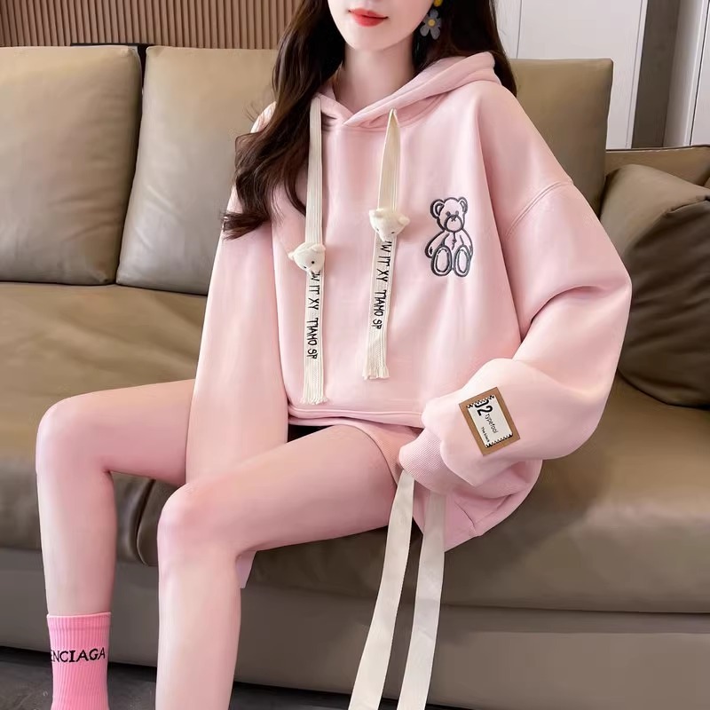 漾貝比【9155346】中大尺碼女裝 刺繡小熊袖口布標加絨加厚連帽T(36-48)-細節圖8