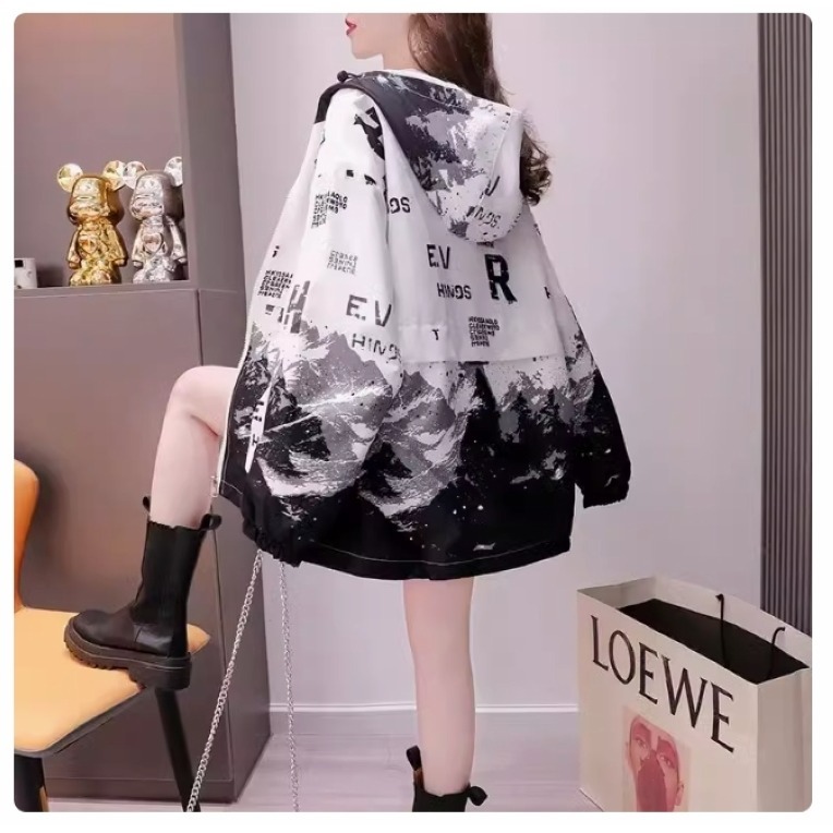 漾貝比【9155387】中大尺碼女裝 英文山嶽LOGO防風冷氣房外套 (36-48)-細節圖2