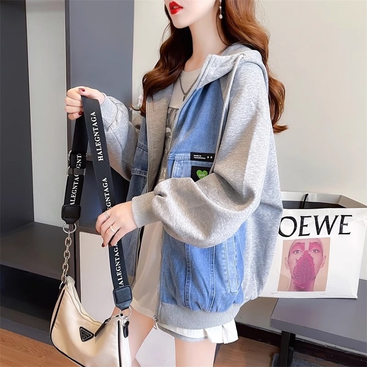 漾貝比【9155393】中大尺碼女裝 愛心logo連帽織衣拼接牛仔外套 (36-48)-細節圖2