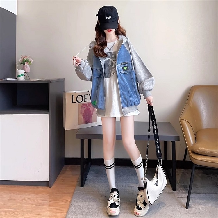 漾貝比【9155393】中大尺碼女裝 愛心logo連帽織衣拼接牛仔外套 (36-48)-細節圖3