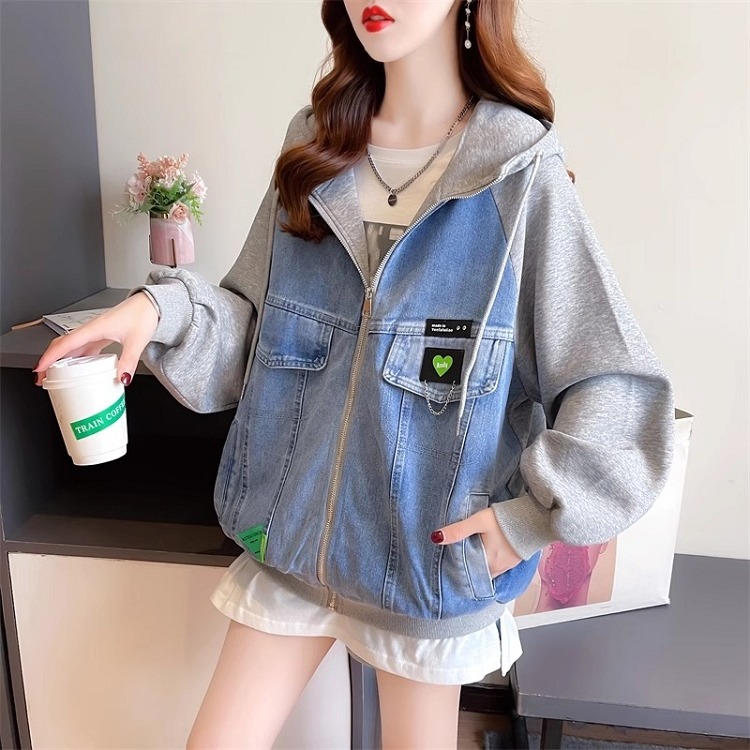 漾貝比【9155393】中大尺碼女裝 愛心logo連帽織衣拼接牛仔外套 (36-48)-細節圖5