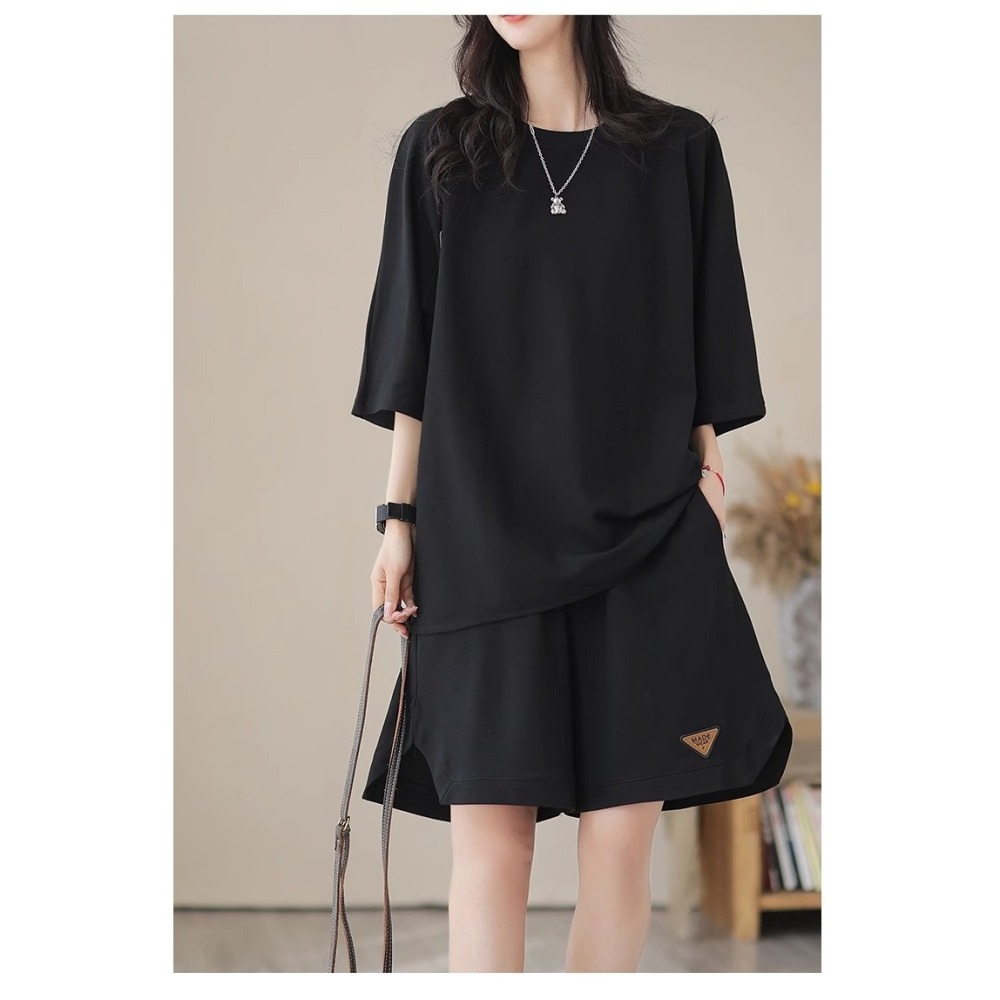 漾貝比【9155395】中大尺碼女裝 三角小布標開叉上衣短褲套裝．共2色 (38-52)-細節圖3