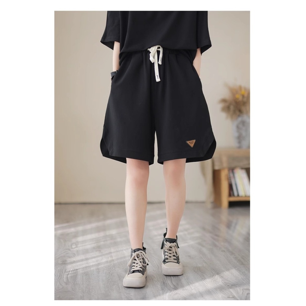 漾貝比【9155395】中大尺碼女裝 三角小布標開叉上衣短褲套裝．共2色 (38-52)-細節圖5