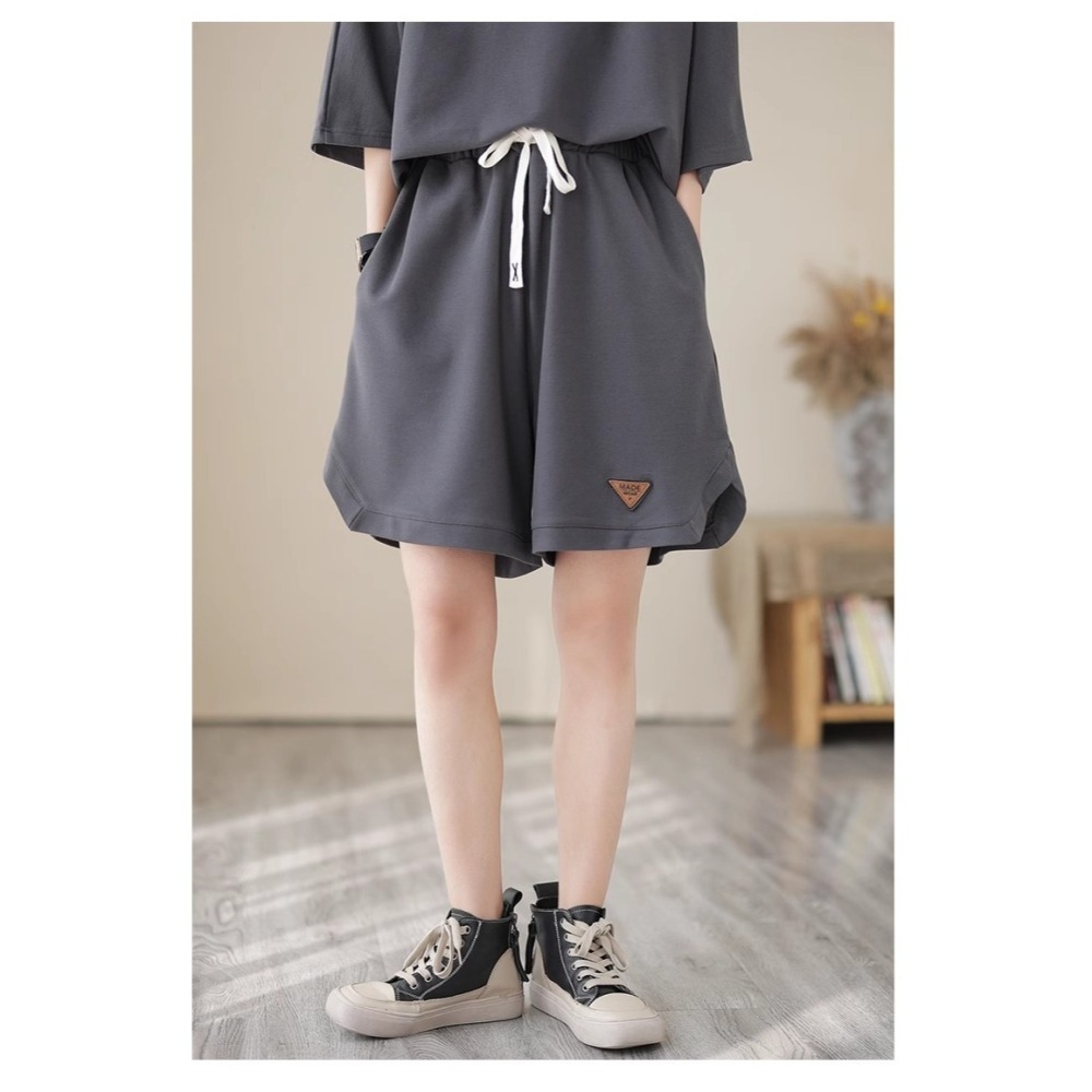 漾貝比【9155395】中大尺碼女裝 三角小布標開叉上衣短褲套裝．共2色 (38-52)-細節圖8