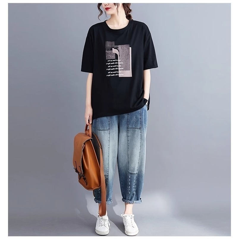 漾貝比【9155401】中大尺碼女裝 圓領下開叉風景剪影英文字棉T．共2色 (38-50)-細節圖2