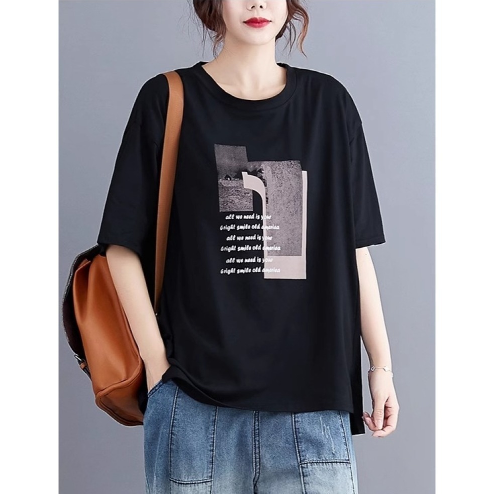 漾貝比【9155401】中大尺碼女裝 圓領下開叉風景剪影英文字棉T．共2色 (38-50)-細節圖3