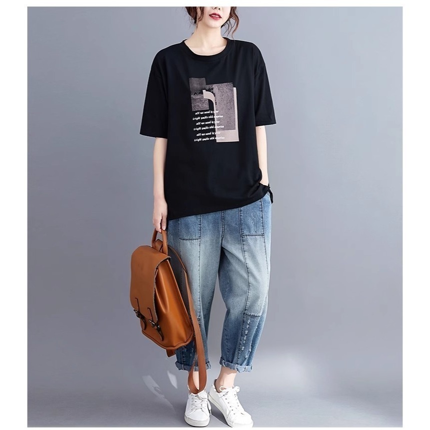 漾貝比【9155401】中大尺碼女裝 圓領下開叉風景剪影英文字棉T．共2色 (38-50)-細節圖4