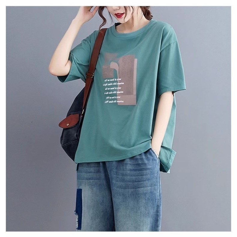 漾貝比【9155401】中大尺碼女裝 圓領下開叉風景剪影英文字棉T．共2色 (38-50)-細節圖7