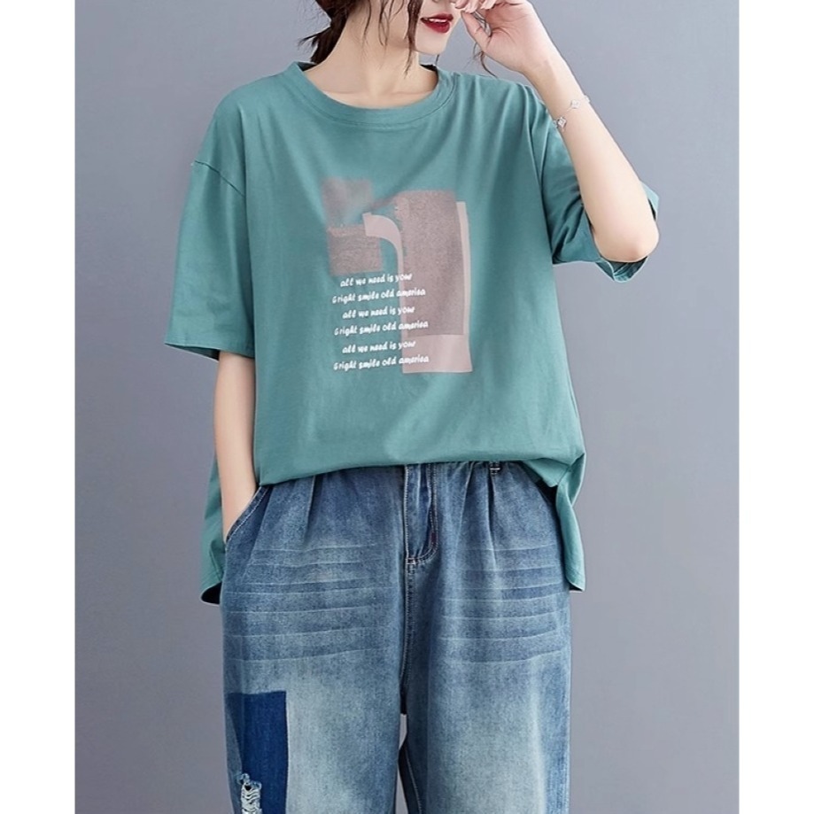 漾貝比【9155401】中大尺碼女裝 圓領下開叉風景剪影英文字棉T．共2色 (38-50)-細節圖8