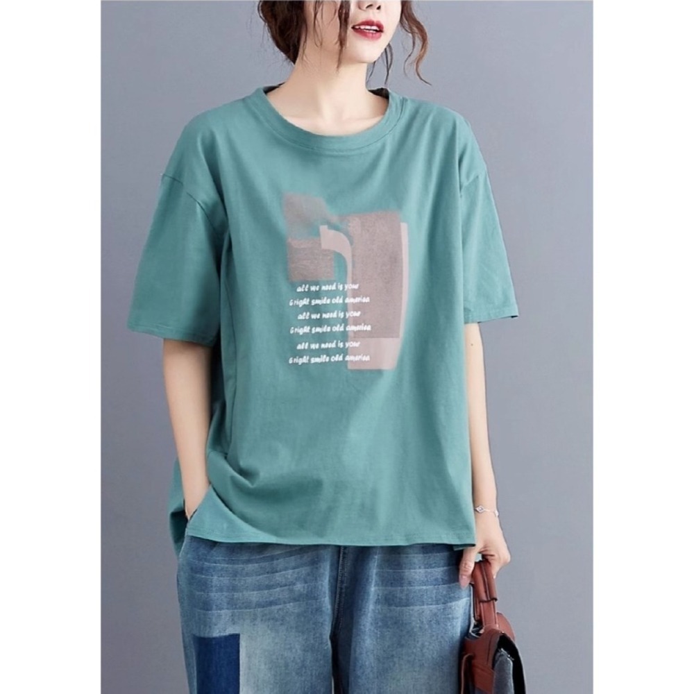 漾貝比【9155401】中大尺碼女裝 圓領下開叉風景剪影英文字棉T．共2色 (38-50)-細節圖9