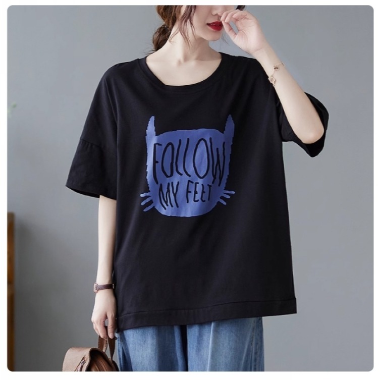 漾貝比【9155444】中大尺碼女裝 FOLLOW ME貓咪影印花圓領棉T．黑 (38-52)-細節圖2