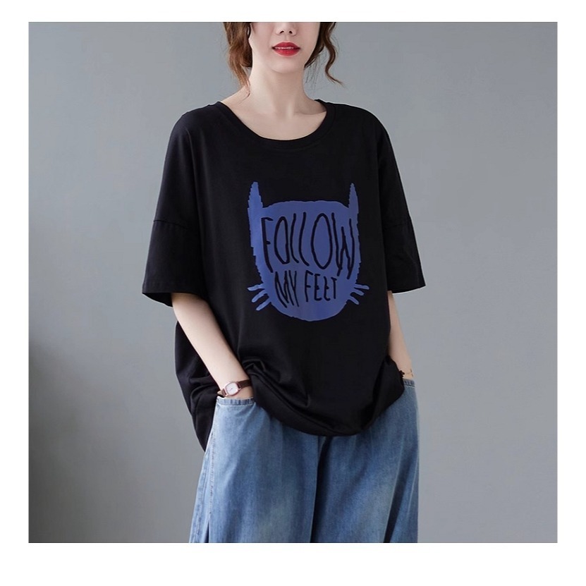 漾貝比【9155444】中大尺碼女裝 FOLLOW ME貓咪影印花圓領棉T．黑 (38-52)-細節圖7