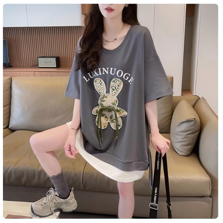 漾貝比【9155480】中大尺碼女裝 珍珠花草兔貼布撞色下襬假兩件式上衣 (36-47)-細節圖2