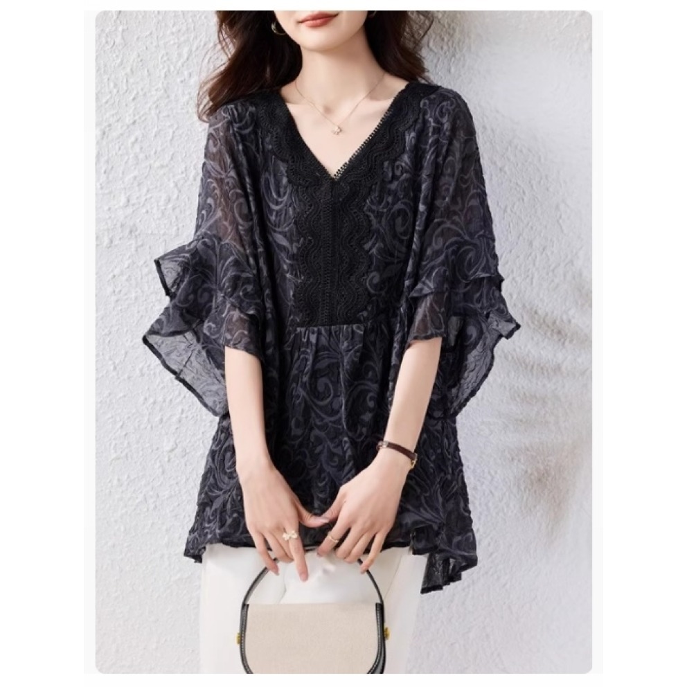 漾貝比【9155521】中大尺碼女裝 精緻蕾絲V領壓花雪紡荷葉袖上衣 (38-48)-細節圖5