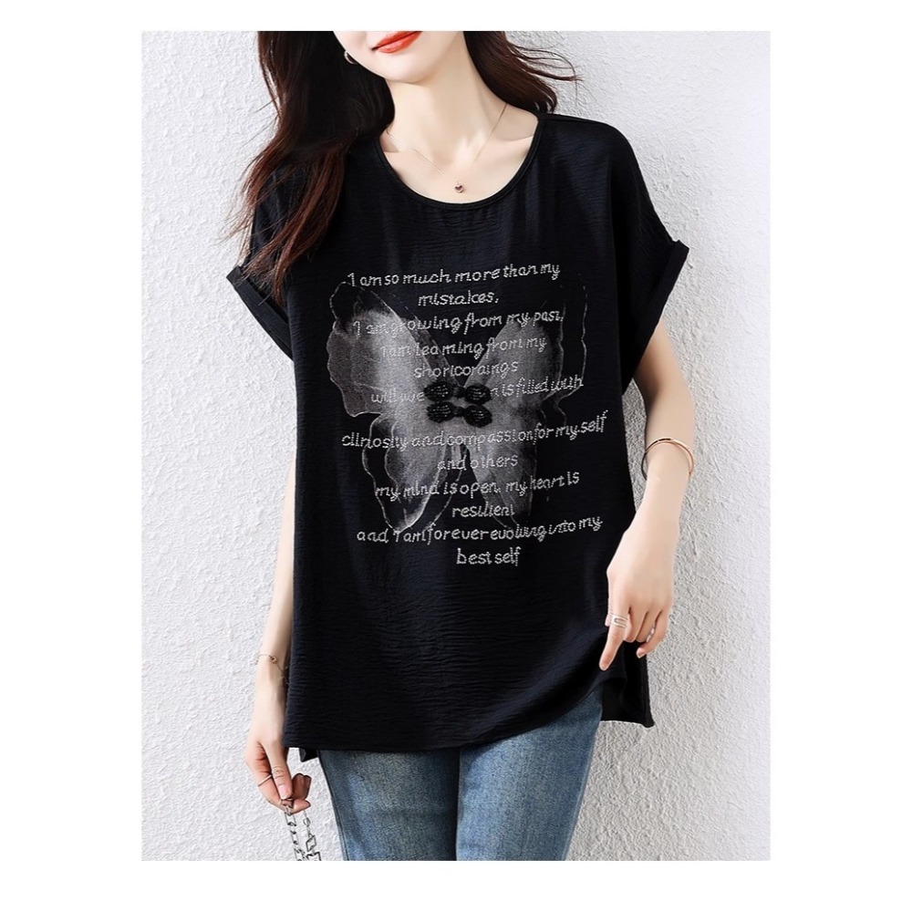 漾貝比【9155525】中大尺碼女裝 燙鑽英文拓印蝴蝶連袖上衣 (38-52)-細節圖5