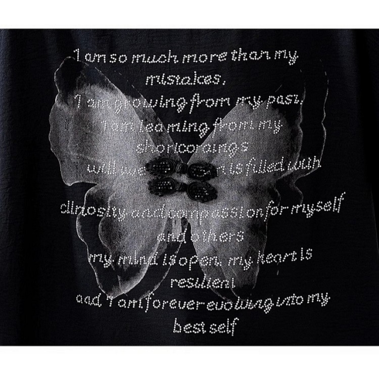 漾貝比【9155525】中大尺碼女裝 燙鑽英文拓印蝴蝶連袖上衣 (38-52)-細節圖9