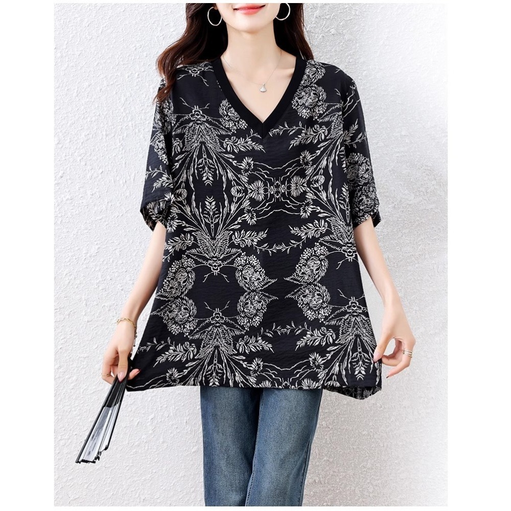 漾貝比【9155557】中大尺碼女裝 大方V領民俗風花草印花中長版上衣．黑(38-52)-細節圖2