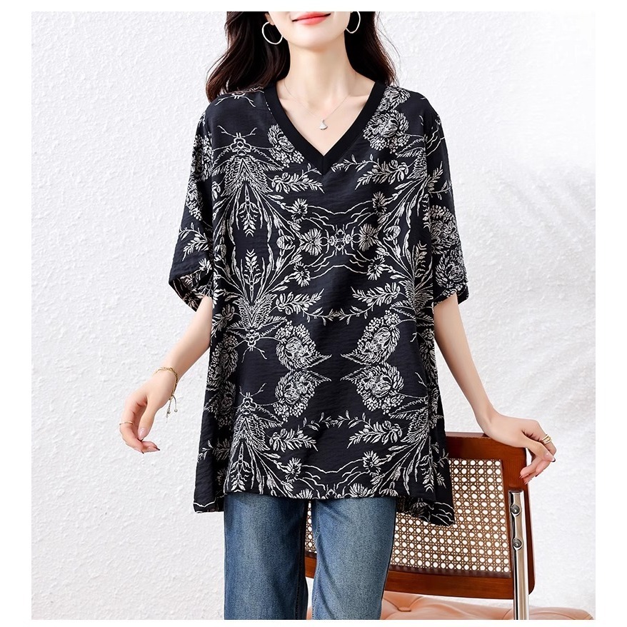 漾貝比【9155557】中大尺碼女裝 大方V領民俗風花草印花中長版上衣．黑(38-52)-細節圖4