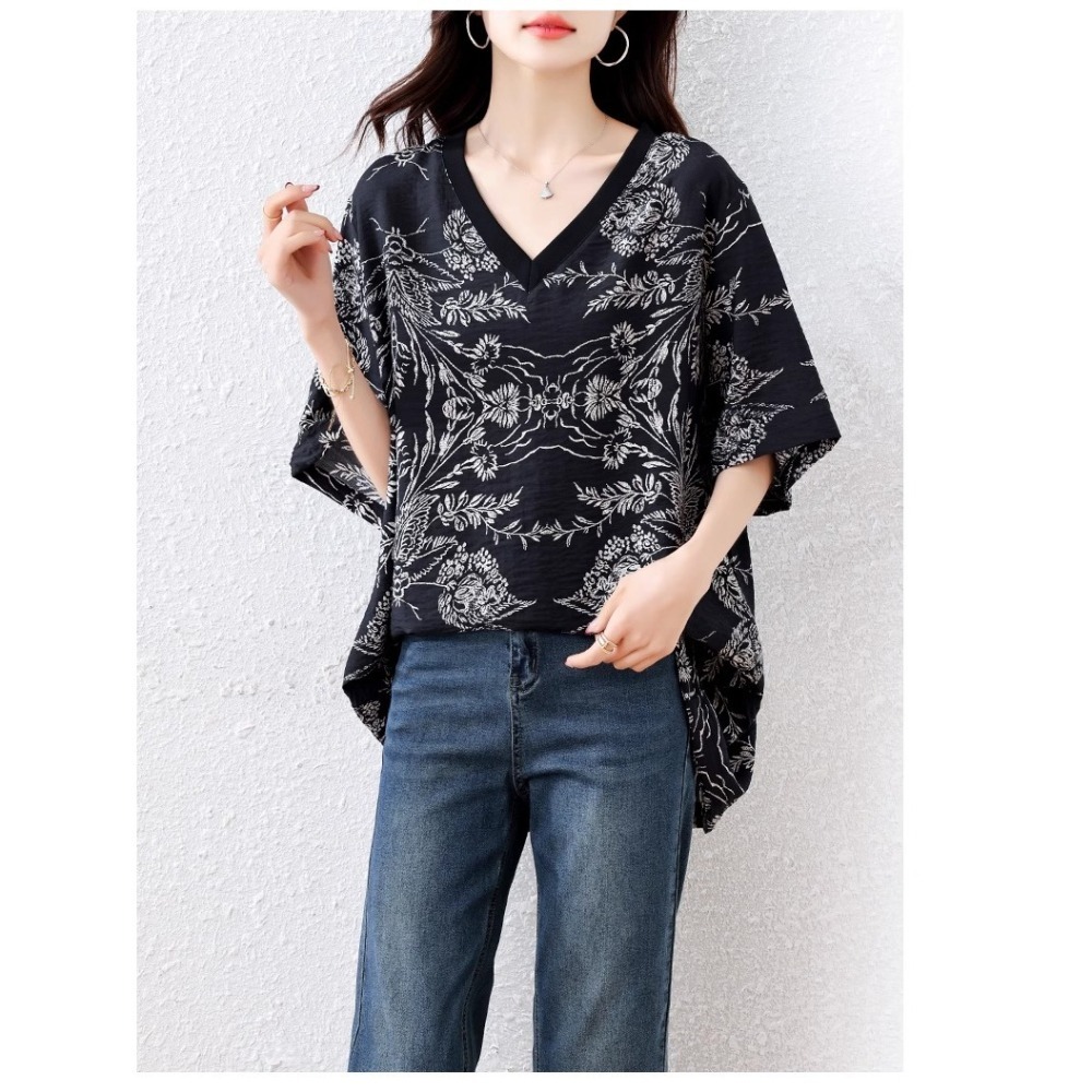 漾貝比【9155557】中大尺碼女裝 大方V領民俗風花草印花中長版上衣．黑(38-52)-細節圖7