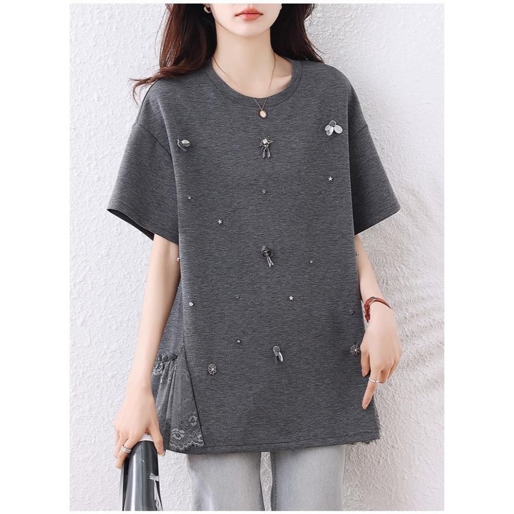 漾貝比【9155559】中大尺碼女裝 亮片小蜜蜂星鑽拼接蕾絲閃銀上衣．灰(38-51)-細節圖4