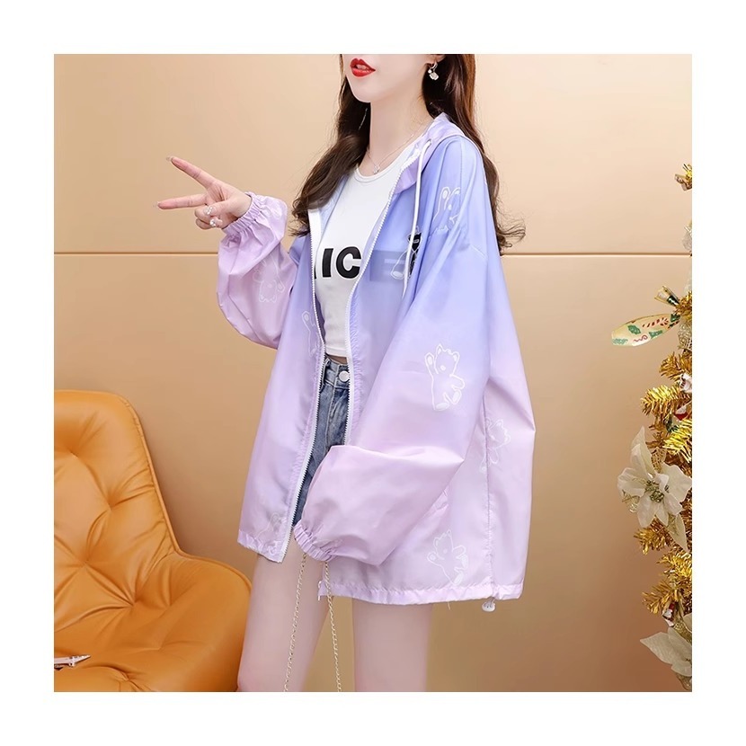 漾貝比【9155573】中大尺碼女裝 輕薄防曬小熊漸層連帽外套．紫(38-50)-細節圖2