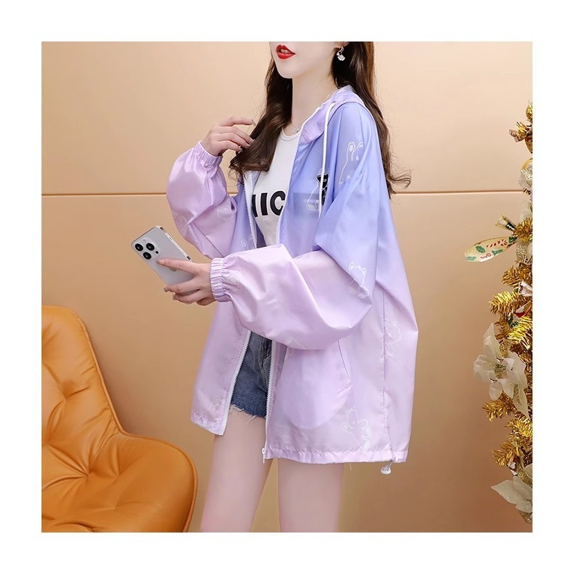 漾貝比【9155573】中大尺碼女裝 輕薄防曬小熊漸層連帽外套．紫(38-50)-細節圖3