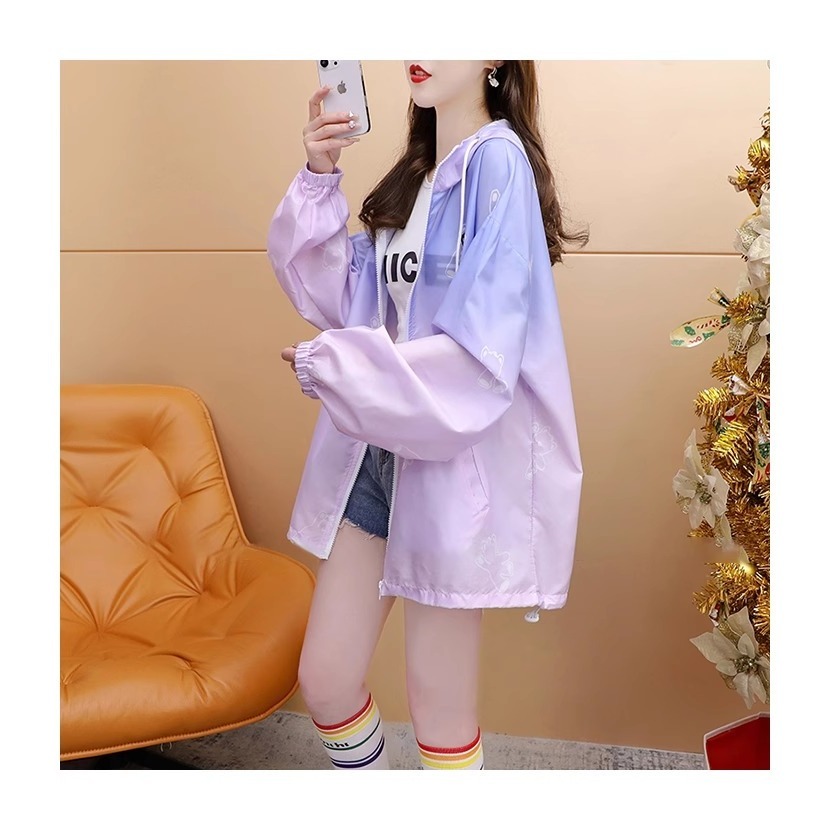 漾貝比【9155573】中大尺碼女裝 輕薄防曬小熊漸層連帽外套．紫(38-50)-細節圖7