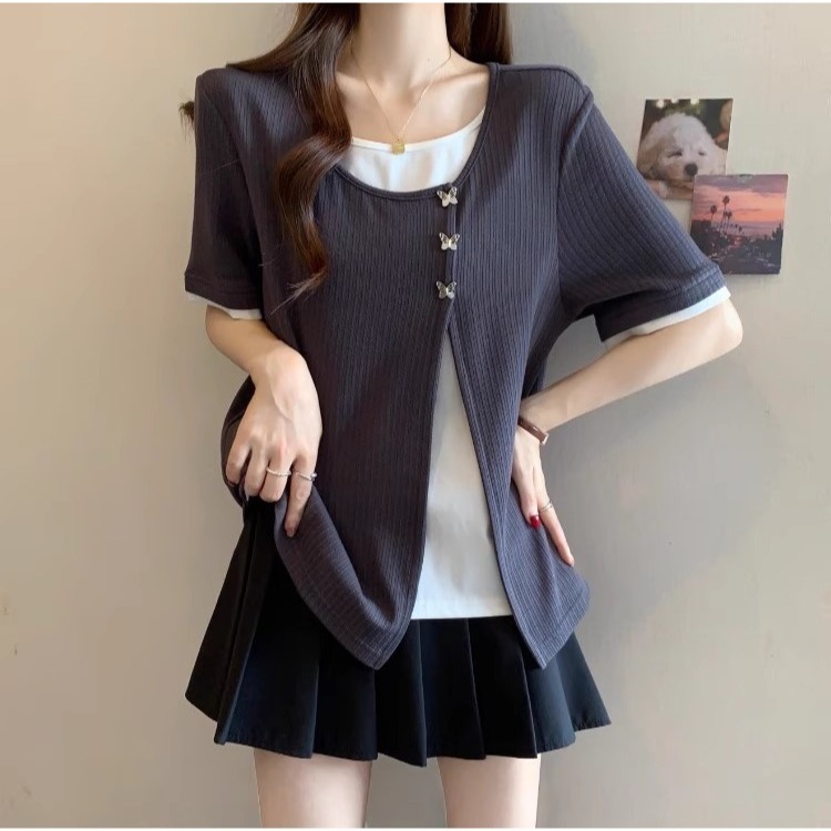 漾貝比【9155595】中大尺碼女裝 圓領白T蝴蝶釦灰色背心假兩件式上衣(40-55)-細節圖3