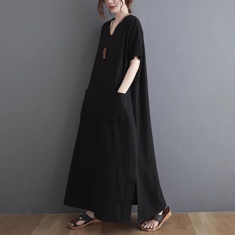 漾貝比【9155602】中大尺碼女裝 寬鬆V領大口袋側開叉長版洋裝 ．黑(40-53)-細節圖4