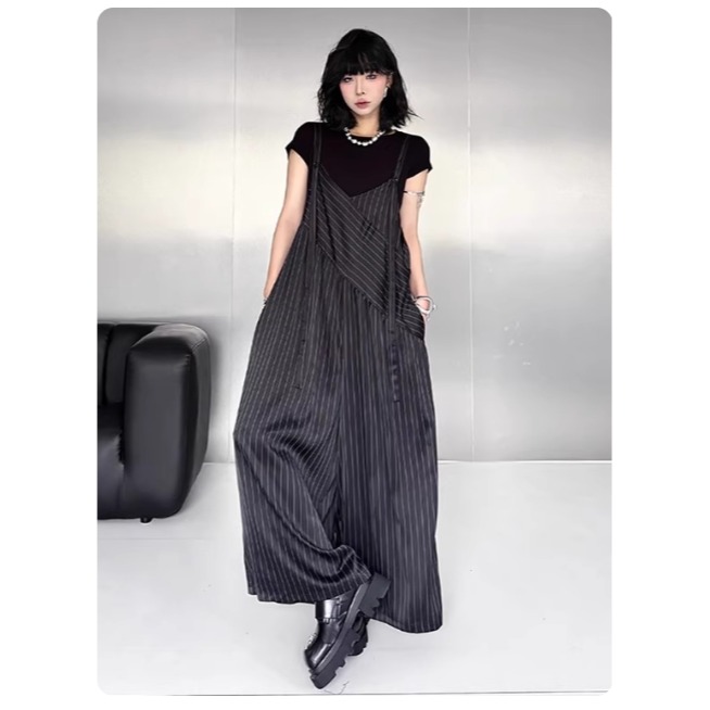 漾貝比【9155604】中大尺碼女裝 黑色直紋不規則拼接吊帶闊腿褲．黑(36-44)-細節圖3